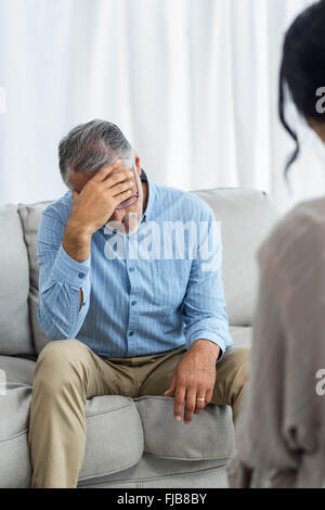 Ärztin, die Beratung eines Mannes Stockfoto