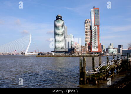 Skyline von Rotterdam, Niederlande. Erasmus-Brücke, World Port Center, Hotel New York, Montevideo Tower am Kop van Zuid-Halbinsel Stockfoto