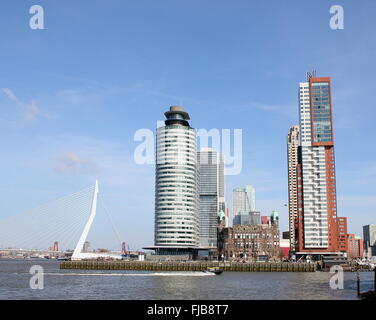 Skyline von Rotterdam, Niederlande. Erasmus-Brücke, World Port Center, Hotel New York, Montevideo Tower am Kop van Zuid-Halbinsel Stockfoto