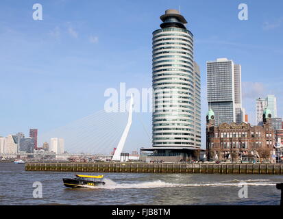 Kop van Zuid und Wilhelmina Peer, Rotterdam, Niederlande. Skyline mit Erasmus Brücke, World Port Center, Hotel New York. Stockfoto