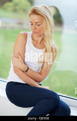 Betreffenden aussehende Frau Stockfoto