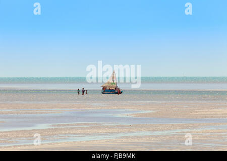 Jangada Traditionelles Segelboot an einem Strand der Atlantikküste, Bundesstaat Ceará, Nordostbrasilien, Südamerika Stockfoto