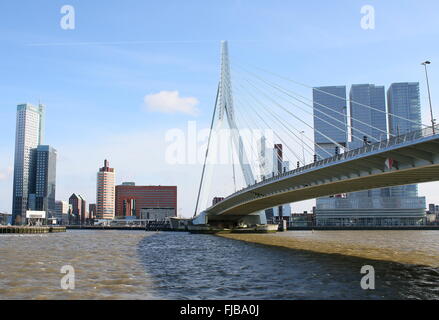 Erasmus-Brücke, Rotterdam, flankiert von Maas, höchsten niederländischen Wolkenkratzer (165m) & De Rotterdam Komplex (2013, Rem Koolhaas), Stockfoto