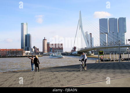 Erasmus-Brücke, Rotterdam, flankiert von Maas, höchsten niederländischen Wolkenkratzer (165m) & De Rotterdam Komplex (2013, Rem Koolhaas), Stockfoto