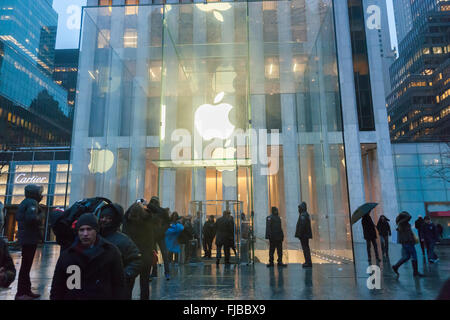 Im Apple Store an der Fifth Avenue im Regen auf Dienstag, 23. Februar 2016 vor den Protest unterstützen Apple in ihren Widerstand gegen die Regierung rechtfertigen um zu entsperren 11 iPhones einschließlich der im Besitz von Syed Farook, ein US-Bürger, der mit seiner pakistanischen Frau Tashfeen Malik im Dezember ab 14 Personen in San Bernardino, Kalifornien im Dezember erschossen. (© Richard B. Levine) Stockfoto