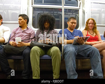 u-Bahn-Fahrer auf dem Zug NYC Stockfoto