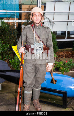 Weltkrieg eine deutsche Uniform. Re-enactment. Mann 1917 deutsche Armee Uniform mit Gewehr und Gasmaske posieren. Stockfoto