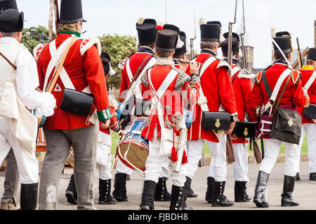 Napoleonische Kriege Re-enactment. Britischen Redcoats, 1 Fuß Regiment, Grenadier Guards, weg marschieren in Spalte. Close Up. Stockfoto