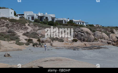 Häuser Barsch am Rande Strand in der Nähe von Granitfelsen in das Meer-Paradies der Paternoster, Northern Cape, Südafrika Stockfoto