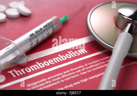 Thromboembolien. Medizinisches Konzept auf rotem Grund. Stockfoto