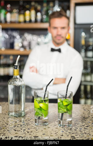 Gut aussehend Barmann hinter cocktails Stockfoto