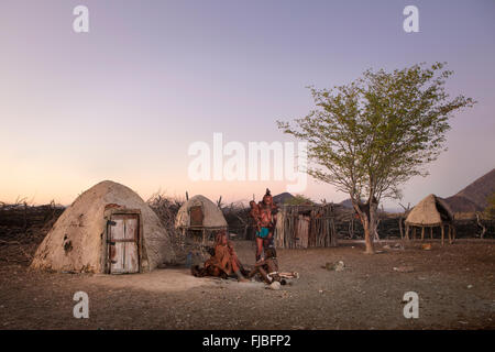 Himba-Frauen in Namibia Stockfoto