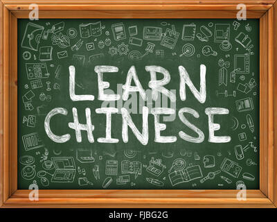 Lernen Sie chinesische Konzept. Grünen Tafel mit Doodle Symbole. Stockfoto
