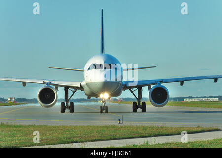 Borispol, Ukraine - 17. September 2011: Lufthansa Airbus A320 Rollen zur Startbahn zum Start Stockfoto