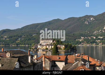 Häuser in Orta San Giulio und Insel San Giulio im Hintergrund, Orta See, Piemont, Italien Stockfoto