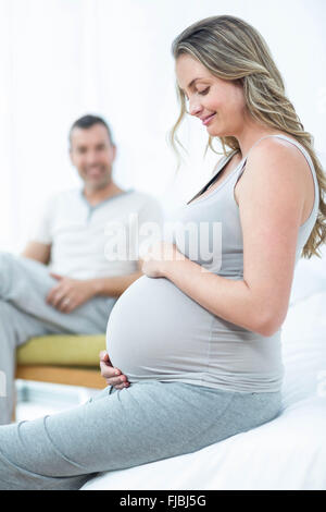 Schwangere Frau ihren Bauch berühren. Stockfoto