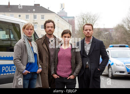 Kommissare Martina Boenisch (Anna Schudt, l-R), Peter Faber (Joerg Hartmann), Nora informiert (Aylin Tezel) und Daniel Kossik (Stefan Konarske) während ein Foto posiert fordern die Tatort-Folge "Zahltag", in Dortmund, Deutschland, 1. März 2016. FOTO: BERND THISSEN/DPA Stockfoto