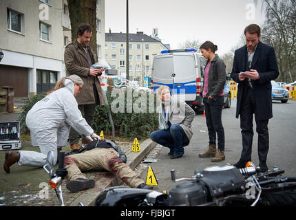 Untersuchungsrichter Greta Leitner (Sybille J. Schedwill, l-R) und Kommissare Peter Faber (Joerg Hartmann), Martina Bönisch (Anna Schudt), Nora informiert (Aylin Tezel) und Daniel Kossik (Stefan Konarske), um die Leiche eines Rockers, während ein Foto im Bild abgebildet, die für die Tatort-Folge "Zahltag", in Dortmund, Deutschland, 1. März 2016 nennen. FOTO: BERND THISSEN/DPA Stockfoto