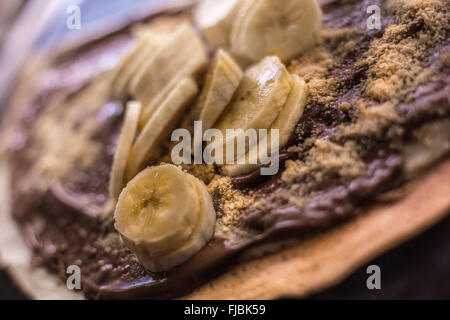 Schokolade, Banane und Keks Krümel Krepp, Pfannkuchen. Stockfoto