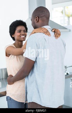Schwangere paar kuscheln in Küche Stockfoto
