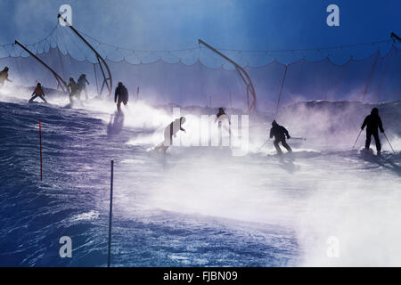 Silhouette der Skifahrer auf Mountainbike-Strecke über Sonne Stockfoto