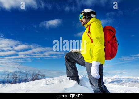Skifahrer Mann stehen oben auf dem Berg Stockfoto