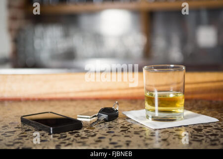 Blick auf Whisky, Smartphone und Auto Schlüssel Stockfoto