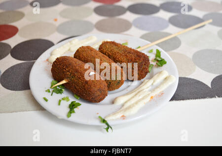 Ein Teller mit Spinat Kroketten, beliebte Tapas auf Teneriffa. Stockfoto