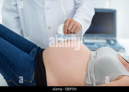 Schwangere Frauen, die ultraschallbehandlung Stockfoto