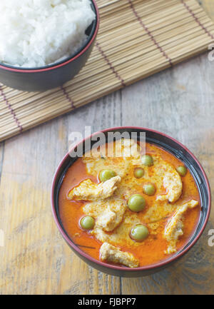 Draufsicht der rote Hühnchen-Curry mit Reis Stockfoto