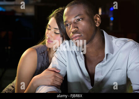 Junges Paar beisammen sitzen Stockfoto