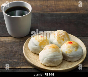China-Kuchen und schwarzen Kaffee, Stillleben Ton Stockfoto