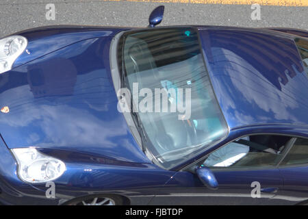 Porsche 911 mit Wolken reflektiert auf die Lackierung von migib Stockfoto