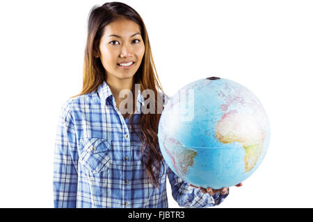 Lächelnde asiatische Frau hält einen Globus Stockfoto