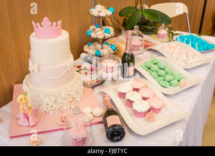 Taufe dekorierten Tisch mit Kuchen und Süßigkeiten Stockfoto