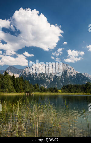 Luttensee in der Nähe von Mittenwald hinter Karwendelgebirge, Werdenfelser Land, Upper Bavaria, Bavaria, Germany Stockfoto