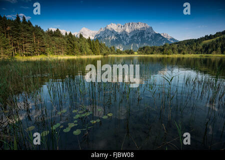 Luttensee in der Nähe von Mittenwald hinter Karwendelgebirge, Werdenfelser Land, Upper Bavaria, Bavaria, Germany Stockfoto