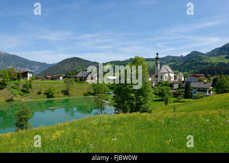 Pfarrkirche und See Reith, Alpbach, Tirol, Österreich Stockfoto