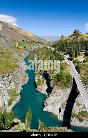 Kawarau Gorge mit Kawarau River Bridge, Straßenbrücke State Highway 6, Südinsel, Neuseeland Stockfoto