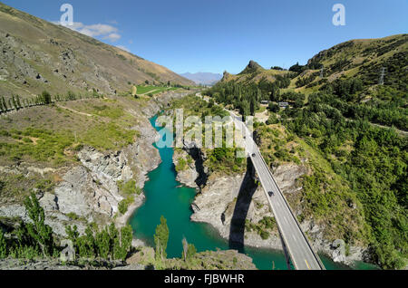 Kawarau Gorge mit Kawarau River Bridge, Straßenbrücke State Highway 6, Südinsel, Neuseeland Stockfoto