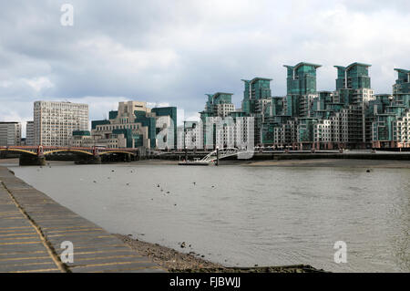 Ein Blick auf die Themse, St Georges Wharf und Vauxhall Bridge gesehen von Millbank in London UK KATHY DEWITT Stockfoto