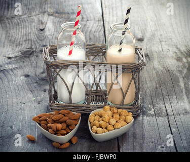 Verschiedene vegane Milch auf einem Tisch. Ersatz für Kuhmilch. Stockfoto