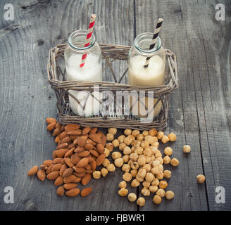 Verschiedene vegane Milch auf einem Tisch. Ersatz für Kuhmilch. Stockfoto