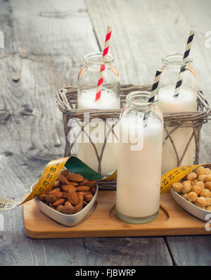 Verschiedene vegane Milch auf einem Tisch. Ersatz für Kuhmilch. Stockfoto