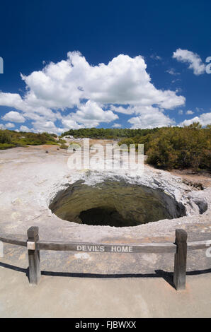 Des Teufels Haus, thermische Krater an der Waiotapu Thermalgebiet Waiotapu, Taupo Volcanic Zone, Waiotopu, Region Waikato, Nordinsel Stockfoto