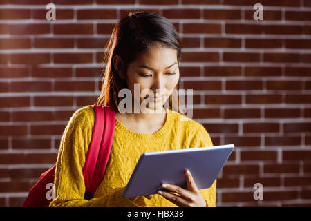 Konzentrierte sich asiatische Studentin mit tablet Stockfoto