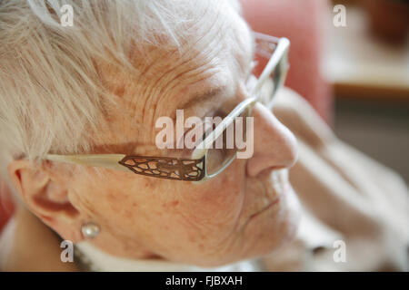 Senior mit Demenz, Porträt, seitwärts, im Pflegeheim, Retirement Home, North Rhine-Westphalia, Deutschland Stockfoto