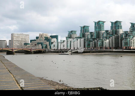 Ein Blick auf die Themse, St Georges Wharf und Vauxhall Bridge gesehen von Millbank in London UK KATHY DEWITT Stockfoto