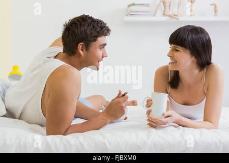 Junges Paar mit Frühstück am Bett Stockfoto