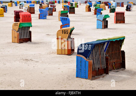 Strandkörbe an Neßmersieler Strand, Neßmersiel, Nordsee, Niedersachsen, Deutschland Stockfoto